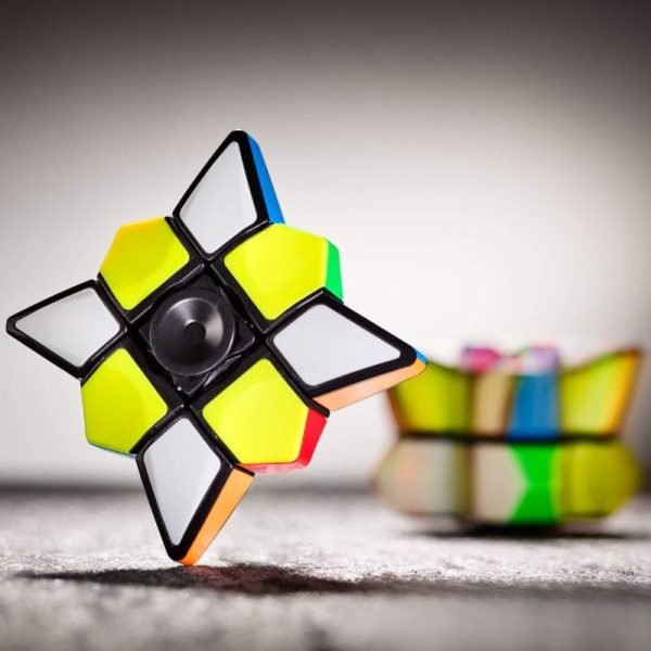 Vetenskapligt pussel i form av en Rubik's Cube med färgglada bitar och unik struktur.