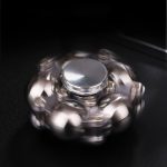 Fidget spinner i glänsande metall, designad för avkoppling och koncentration. Idealisk för att minska stress och förbättra koncentrationen på kontoret eller hemma.
