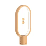 Skrivbordslampa i trä med ren design, perfekt för inredning och belysning av kontor eller vardagsrum.