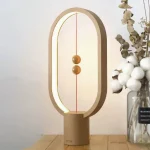 Designlampa inspirerad av ett vetenskapligt experiment med två hängande sfärer.