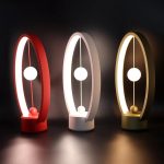 Dekorativ LED-lampa inspirerad av en harmonisk oscillator, idealisk för vetenskaplig eller modern inredning.