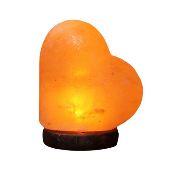 Hjärta-formad Himalayasaltlampa, som avger ett varmt och lugnande ljus. Perfekt för inredning eller som en originalpresent för en avslappnande atmosfär.