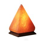 Upplyst pyramidlampa av Himalayasalt, på träbas, idealisk för dekoration och luftrening.