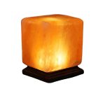 Himalayasaltlampa i kubform, naturligt och lugnande stämningsljus. Perfekt för inredning, den sprider ett varmt och avslappnande ljus.