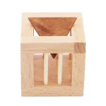 Vetenskapligt objekt i trä, kub med inre pyramid, perfekt för dekoration eller utbildning.