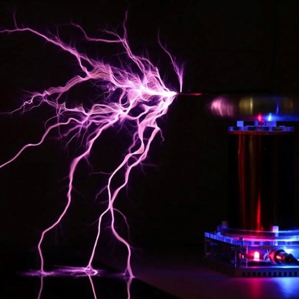 Lila plasmaurladdning genererad av en vetenskaplig anordning med synlig elektrisk urladdning i mörkret.