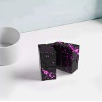 Svart kubpussel med rosa stänk, modern vetenskaplig dekoration, idealisk för entusiaster av innovativ design och originaldekoration.