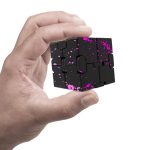 Mini svart vetenskaplig kub med fluorescerande rosa stänk, perfekt för dekoration och samling av originella vetenskapliga föremål.