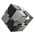 Svart och silver vetenskaplig kub, modern och originell dekoration för vetenskapligt utrymme eller kontor.