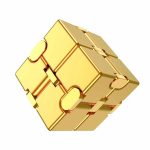 3D Rubik's kub i guld, elegant och glänsande design, symbol för reflektion och problemlösning, perfekt för dekoration eller som samlarobjekt.