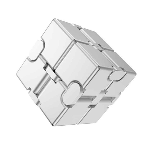 3D metallkub med rörliga bitar, modern och industriell design, perfekt för dekoration eller som vetenskapligt utbildningsobjekt.