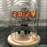 Nixie-klocka som visar året 2029, med lysande rör i en glaskupa.