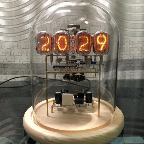 Nixie-klocka som visar året 2029, med lysande rör i en glaskupa.
