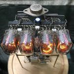 Vakuumventil med glasrör och elektroniska komponenter för vetenskapliga experiment eller industriell dekoration.