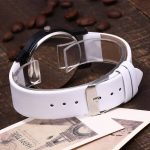 Dykarklocka med genomskinlig bezel och vit armband, perfekt för vattenaktivitetsentusiaster och modern stil.