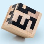 Träpussel med svarta och naturliga geometriska mönster, perfekt för vetenskaplig dekoration eller som utbildningsspel.