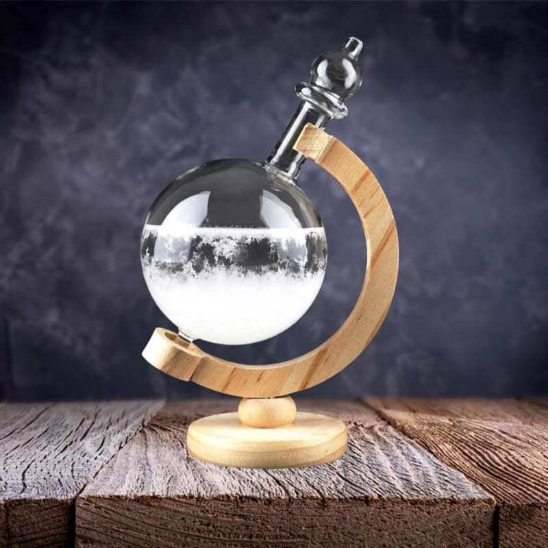 Newton-boll i glas med trästöd, som illustrerar fysik och dynamik av krafter, idealisk för vetenskaplig eller utbildningsdekoration.