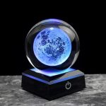 Dekorativ lampa i form av en måne med blå belysning, idealisk för vetenskaplig eller kosmisk inredning, som ger en modern och mystisk atmosfär i ditt hem.