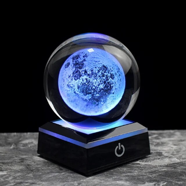 Dekorativ lampa i form av en måne med blå belysning, idealisk för vetenskaplig eller kosmisk inredning, som ger en modern och mystisk atmosfär i ditt hem.