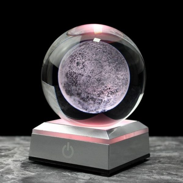 Kristallsfär som representerar månen, belyst av en modern LED-bas, idealisk för vetenskaplig inredning eller för astronomientusiaster.