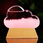 Transparent glasmoln med rosa LED-belysning, placerat på en naturlig träbas, som skapar ett originellt och lysande dekorativt objekt.