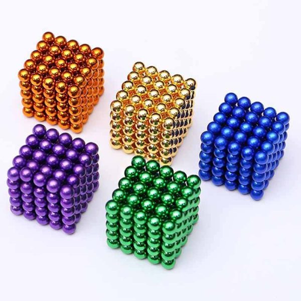 Magnetisk kub en acier coloré, décoration scientifique, idéal pour la décoration de bureau ou comme objet de collection.