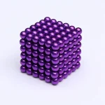 Lila magnetkulor som bildar en 3D-pyramid, perfekta för vetenskaplig och pedagogisk dekoration.