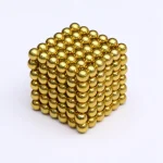Guldiga metallkulor som bildar en 3D-pyramid, vetenskaplig och industriell dekoration.