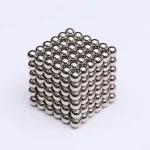 Magnetisk kub av metallkulor, perfekt för vetenskaplig dekoration eller som samlarobjekt.