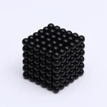 Svarta magnetkulor som bildar en 3D-pyramid, används för dekoration eller vetenskap.