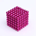 Rosa magnetkulor som bildar en 3D-kub, perfekta för dekoration eller hantering i vetenskapliga projekt.