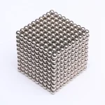 Kula av rostfritt stål som bildar en 3D-pyramid, perfekt för vetenskaplig eller pedagogisk dekoration. Idealisk för vetenskaps- och industriell designentusiaster.