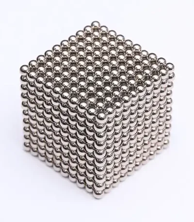 Kula av rostfritt stål som bildar en 3D-pyramid, perfekt för vetenskaplig eller pedagogisk dekoration. Idealisk för vetenskaps- och industriell designentusiaster.