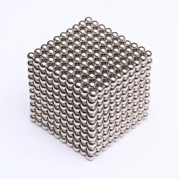Kula av rostfritt stål som bildar en 3D-pyramid, perfekt för vetenskaplig eller pedagogisk dekoration. Idealisk för vetenskaps- och industriell designentusiaster.