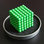 Kub av gröna kulor i 3D, dekorativ vetenskaplig modell.