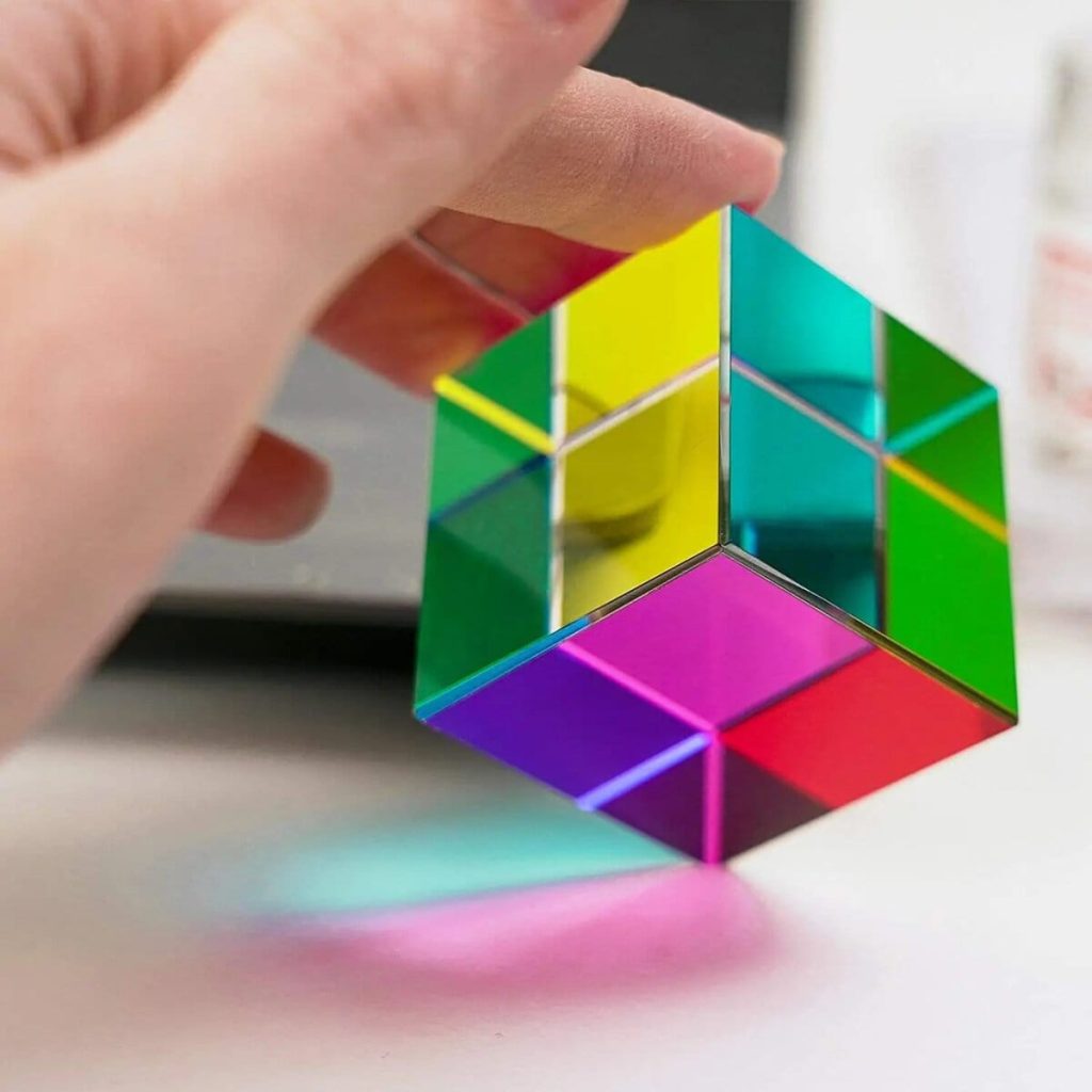 Färgglas kub med reflekterande ytor, används som vetenskapligt dekorationsobjekt eller för optiska experiment.