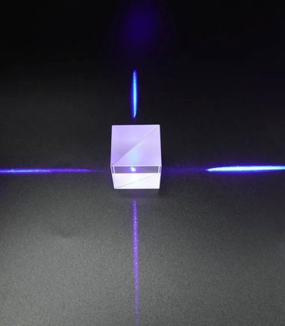 Transparent glaslaserhållare med blått ljus, projicerar ljusa linjer på en svart yta, vilket skapar en futuristisk och vetenskaplig visuell effekt.