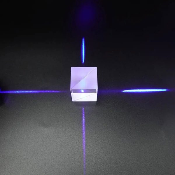 Transparent glaslaserhållare med blått ljus, projicerar ljusa linjer på en svart yta, vilket skapar en futuristisk och vetenskaplig visuell effekt.