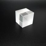 Transparent akrylkub för vetenskapliga experiment och dekoration.