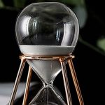 Laboratoriesandur i glas med kopparstöd, används för att mäta tid i vetenskapliga experiment.
