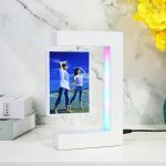 LED-lampa med personlig fotoskärm för modern och originell inredning.