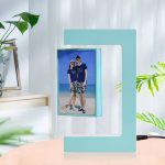 Ljusram i form av C med digital skärm som visar ett foto av två personer på stranden, idealisk för vetenskaplig eller modern inredning.