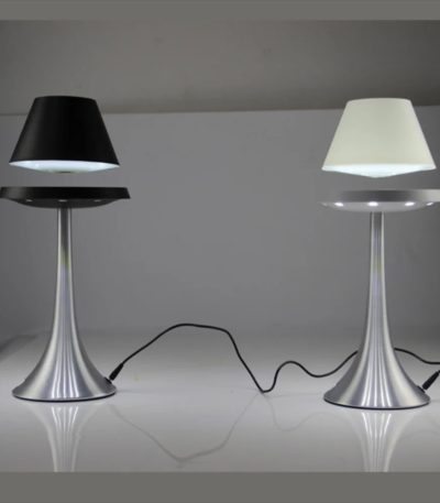 Modern skrivbordslampa med svart och vit skärm, bas i silvermetall, idealisk för en elegant och funktionell arbetsmiljö.