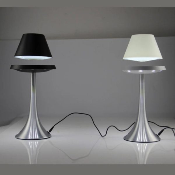 Modern skrivbordslampa med svart och vit skärm, bas i silvermetall, idealisk för en elegant och funktionell arbetsmiljö.