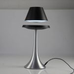 Modern skrivbordslampa i silvermetall med svart skärm, idealisk för inredning och belysning av kontor eller vardagsrum.