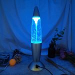 Blå LED-lampa för inredning, som ger en avslappnande och modern atmosfär i ditt utrymme. Lätt att använda, idealisk för att skapa en lugnande stämning i ditt vardagsrum eller sovrum.