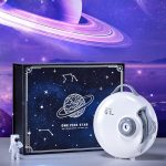 Vetenskaplig enhet i form av en planet med digital display, dekorerad med en stjärnhimmel och ett kosmiskt himmel med Saturnus ringar, perfekt för vetenskaplig inredning.