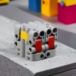 Pedagogisk robotmodell i LEGO-block, designad för att lära ut robotik och programmering, med färgglada och modulära bitar.