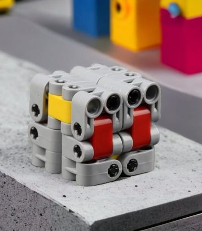 Pedagogisk robotmodell i LEGO-block, designad för att lära ut robotik och programmering, med färgglada och modulära bitar.