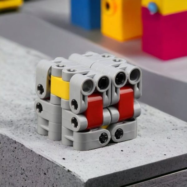Pedagogisk robotmodell i LEGO-block, designad för att lära ut robotik och programmering, med färgglada och modulära bitar.